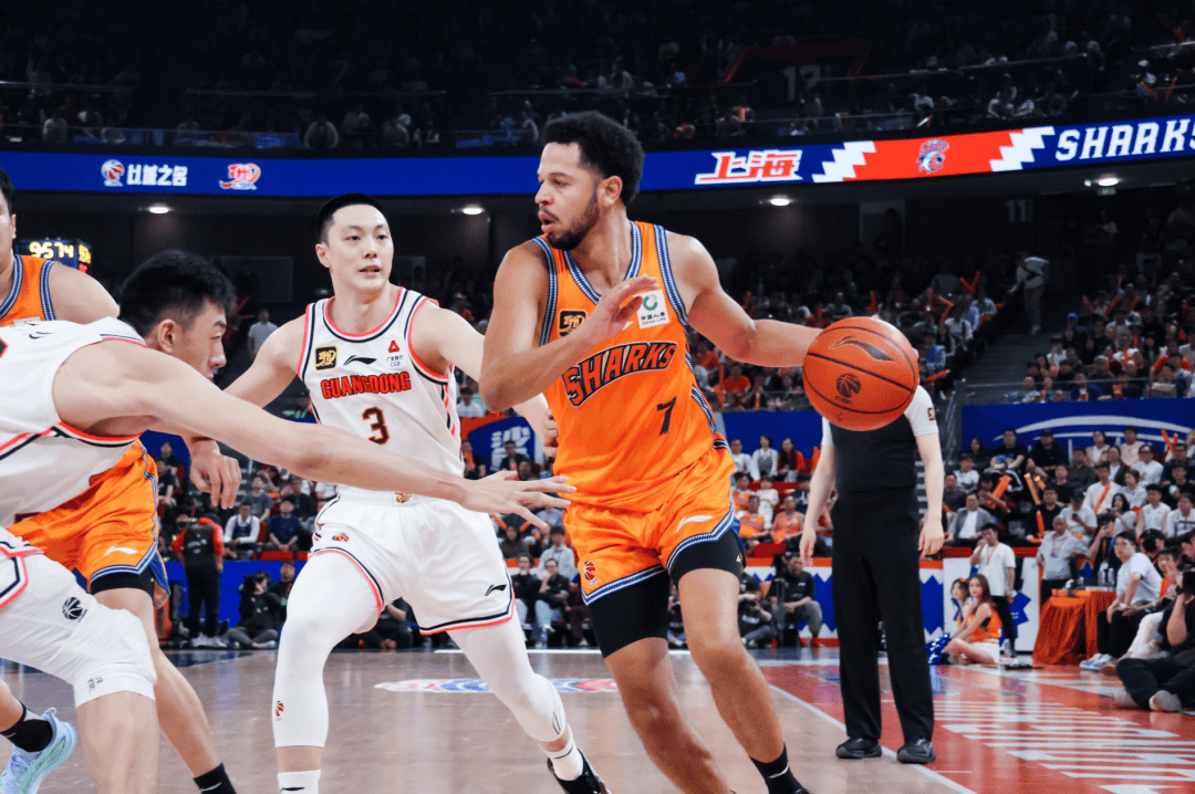 CBA季后赛加时末段走向成谜，瓦伦西亚绝杀压哨，气氛紧张，轮换策略成焦点的简单介绍